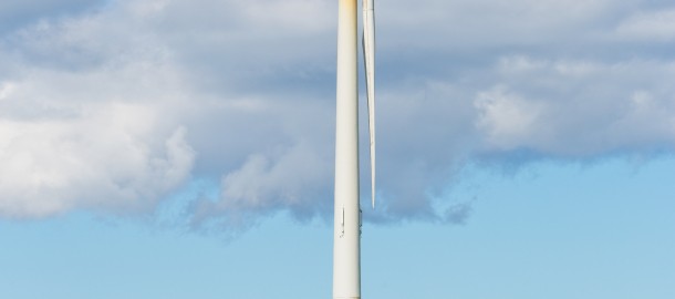 verticale-opname-van-een-windmolen-een-veld-onder-een-bewolkte-hemel.jpg