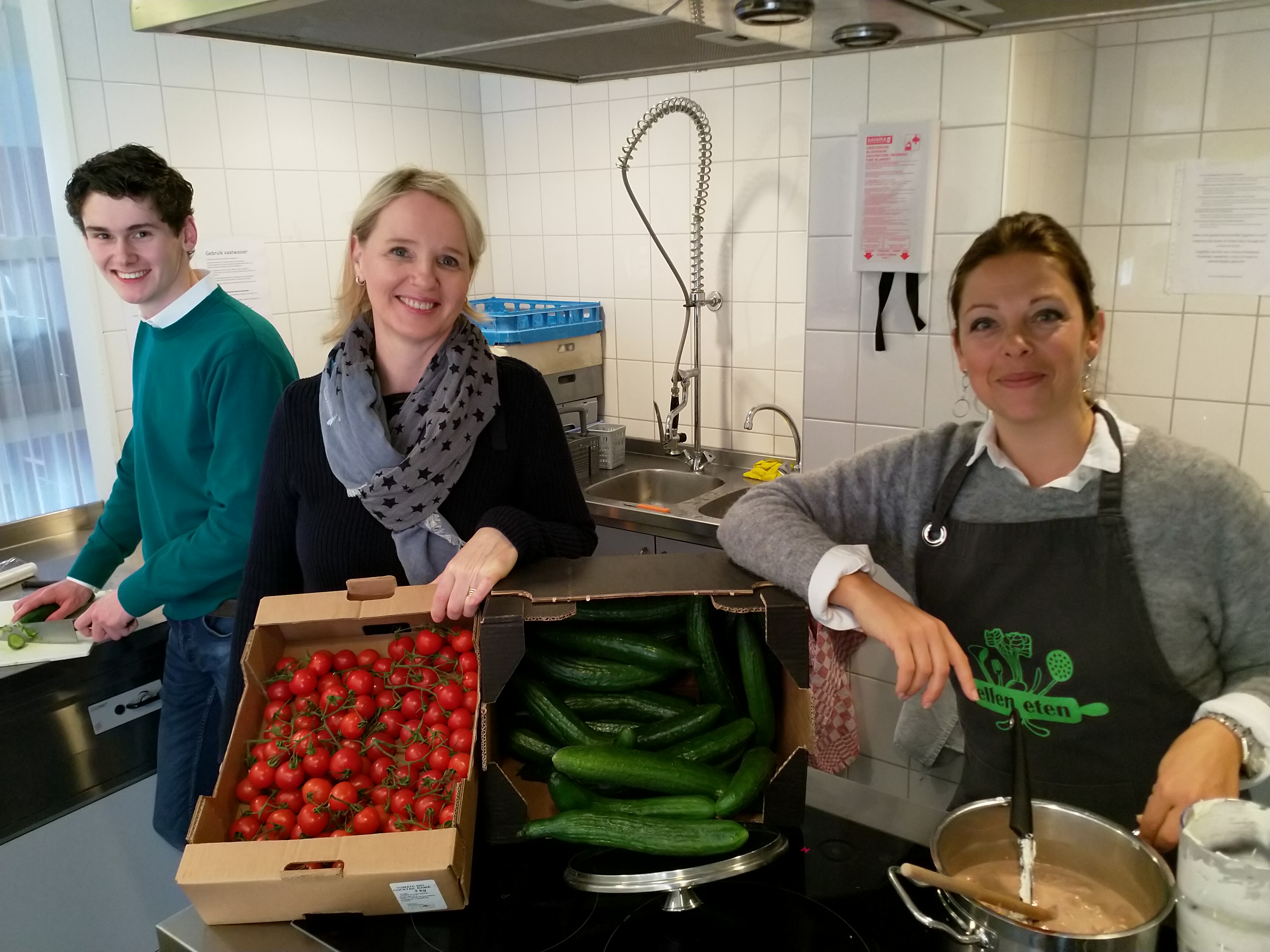 No Waste Dinner keukenteam met ellen eten.jpg
